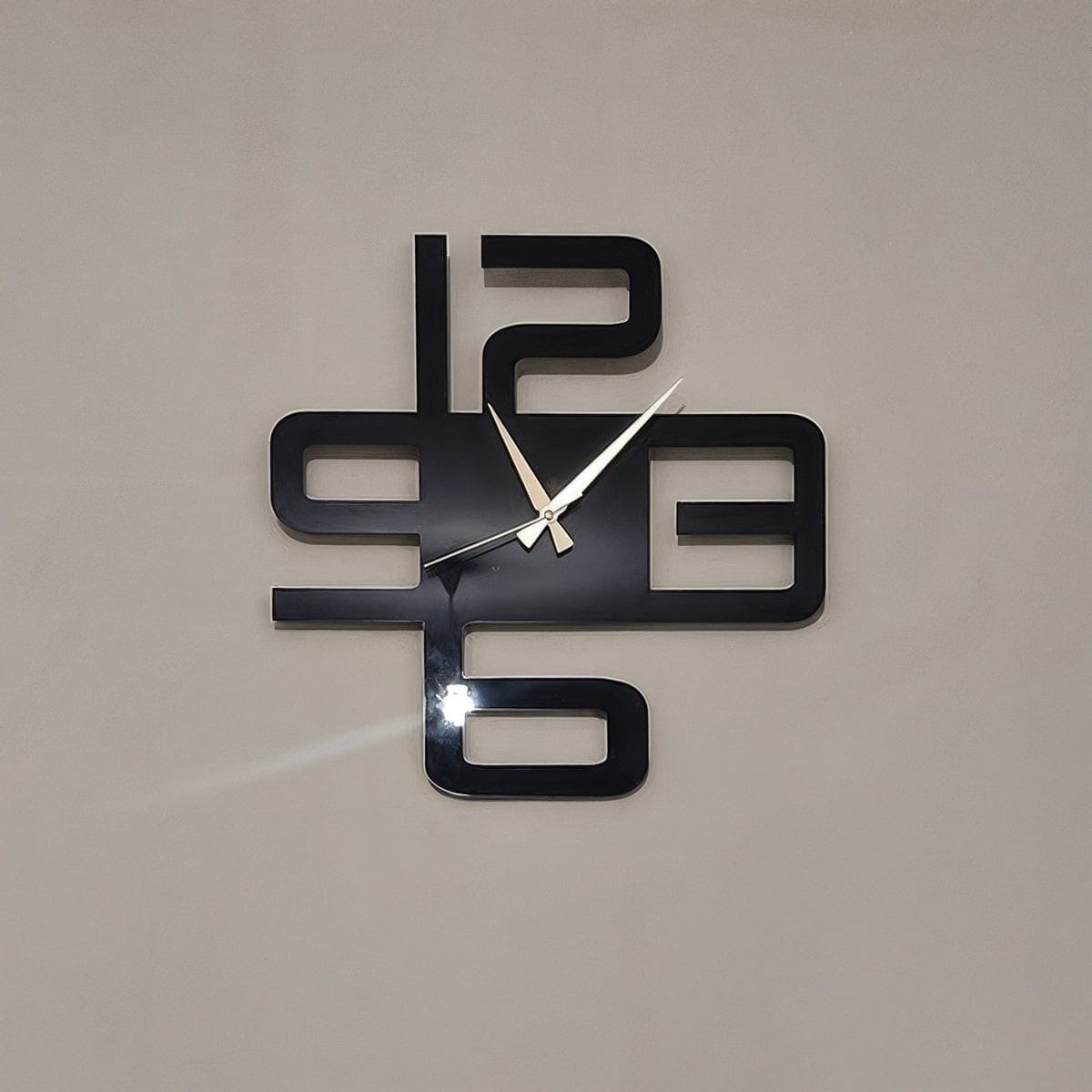 ساعة حائط خشب ام دى اف أسود - 40×40×2 سم